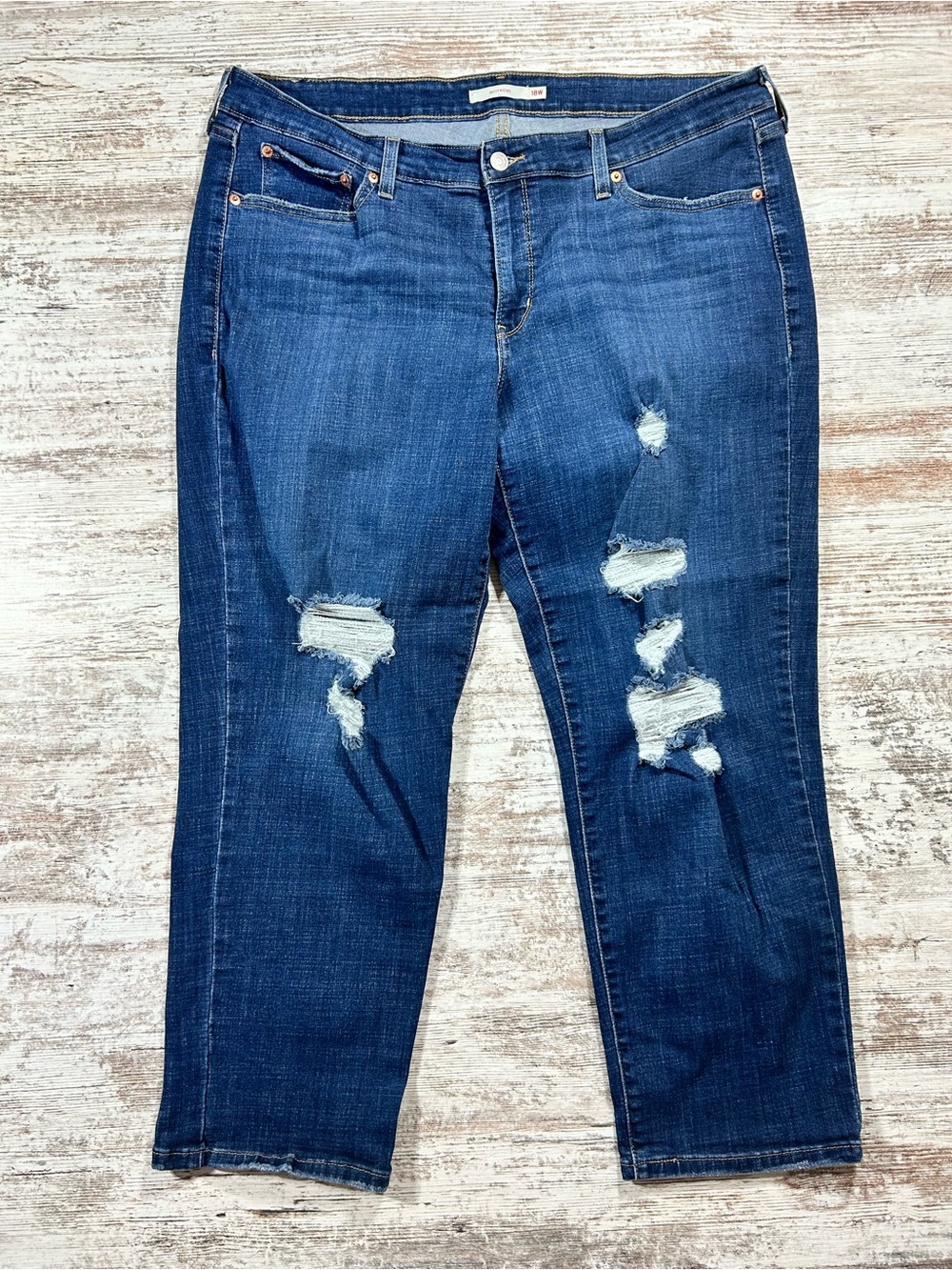 Women’s Levi’s Boyfriend Cropped slightly distressed jeans size 18W high rise